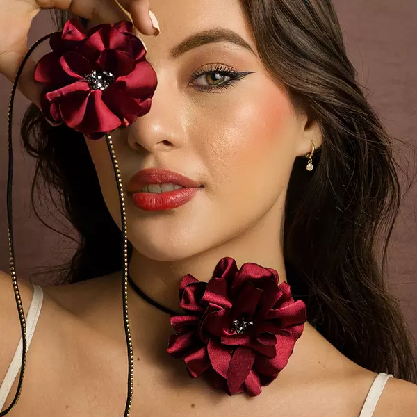 Choker Detalles En Flor Vinotinto