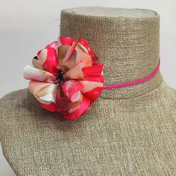 Choker Detalles En Flor Fucsia